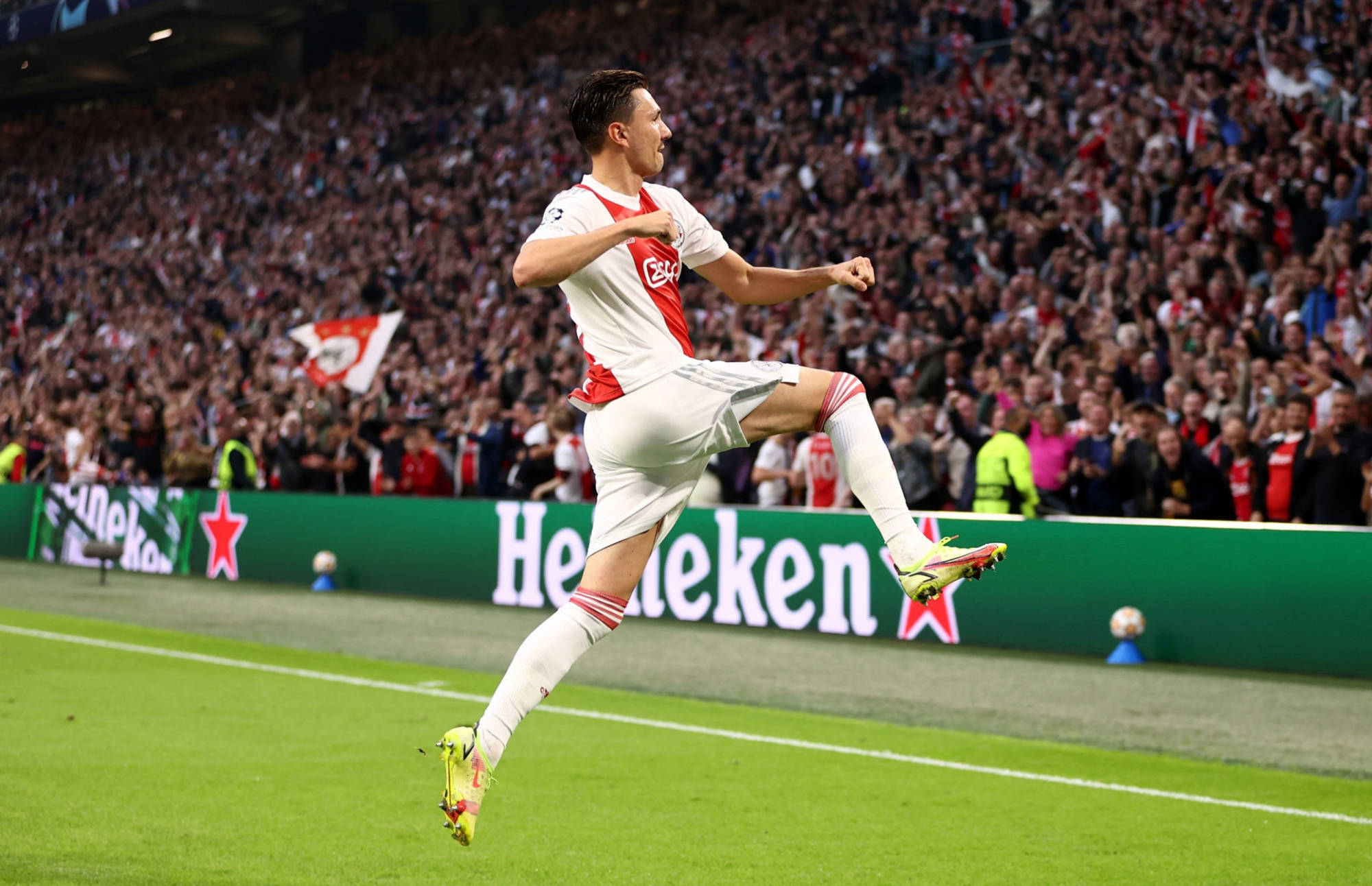 包含赛前皇家社会战术微调浙江队再遭质疑备战欧超杯，阿贾克斯门线救险备战欧冠直接炸裂的词条